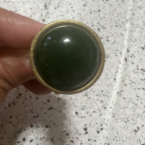 Beautiful gold tone with green stone ring - Picture 2 of 4